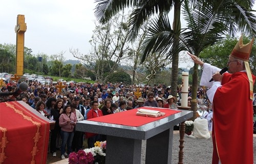 Romeiros seguem a Santa Cruz