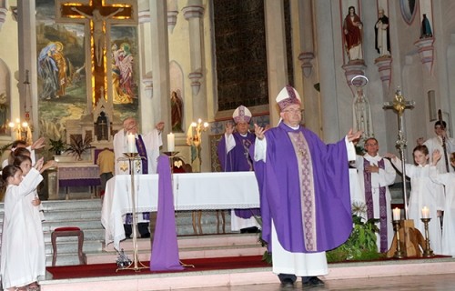 Emocionante despedida de Dom Canísio na Catedral São João Batista