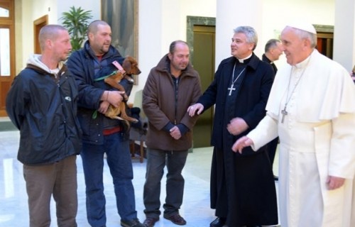 Papa Francisco recebe moradores de rua na Capela Sistina