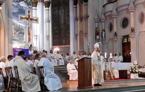 Padres e Diáconos celebram unidade com o Bispo