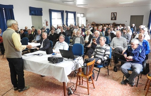 Padres e diáconos reunidos em Assembleia